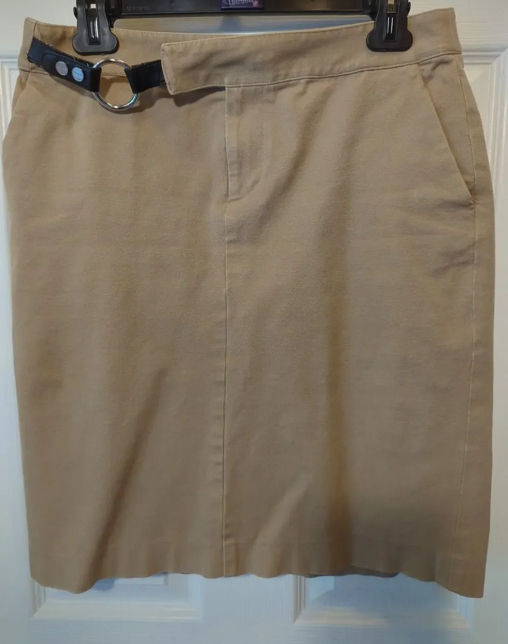 Chaps Skirt Women Size 4 Tan Knee Length built in belt buckle with Pockets